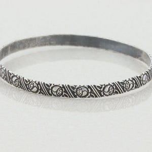 Brazalete de plata de ley con diseño de flor, redondo, de 8&quot; y 2 5/8&quot; de diámetro