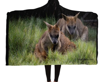 Dos canguros en la hierba, manta con capucha para fotografía