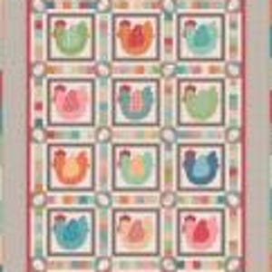 Könnte beinhalten: Ein rechteckiger Quilt mit einem Raster aus zwölf quadratischen Blöcken, die jeweils ein stilisiertes Huhn in verschiedenen Farben wie Grün, Orange, Blau und Pink zeigen. Die Blöcke sind durch Zwischenstreifen mit kleinen Quadraten getrennt.