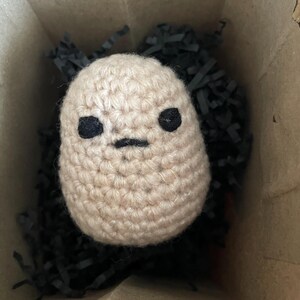 BESTÄLLNINGSTILLVERKAD - Pouty Potato - känslomässigt ärlig, amigurumi-plysch, skrivbordsleksak, stressleksak