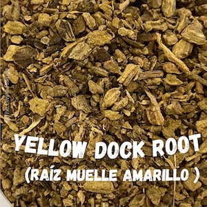 Op de afbeelding: Close-up van gele zuringwortel, een kruidenproduct. De afbeelding toont een stapel gedroogde, gehakte stukjes in tinten geel en bruin. De tekst op de afbeelding luidt "YELLOW DOCK ROOT (RAÍZ MUELLE AMARILLO)".
