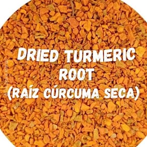 Puede incluir: Primer plano de raíz de cúrcuma seca, una especia de color naranja brillante. La imagen muestra el texto "DRIED TURMERIC ROOT (RAÍZ CÚRCUMA SECA)" en blanco. Las piezas de cúrcuma son pequeñas e irregulares.