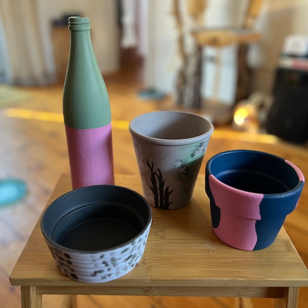 Handbemalte Tontöpfe und Vase
