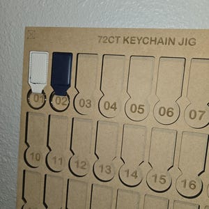 Kunstleer sleutelhanger Jig digitaal bestand SVG voor lasergraveerders. 3 formaten inbegrepen: 400 x 400, 400 x 900 en 105 x 105 mm.
