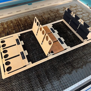 15 kt CAN COOLER JIG, 400 x 900 mm, digitaal bestand, svg voor lasergraveerders. Kunstleer. Gantry-lasersarmatuur. Stofdoekscharnier