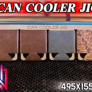 May include: A wooden can cooler jig with four can coolers in brown, gray, and camouflage patterns. The text "CAN COOLER JIG" is displayed at the top. The dimensions are 495x155mm.