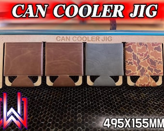 May include: A wooden can cooler jig with four can coolers in brown, gray, and camouflage patterns. The text "CAN COOLER JIG" is displayed at the top. The dimensions are 495x155mm.
