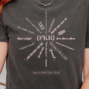 Puede incluir: Una camiseta gris oscuro recortada con un diseño gráfico rosa en forma de estrella con texto que dice "PLOLTB FKR" y "Justice for Officer John O'Keefe". El texto en la estrella incluye "What if anything", "Of course", "Where's Chloe", "I don't recall", "...must have been a butt dial", "...red solo cup", "...we're done here", "...Vannetti", "Free Karen Good", "Those long to die in cold", "framed".
