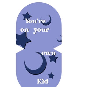 K&ouml;nnte beinhalten: Ein hellviolettes, pillenf&ouml;rmiges Etikett mit einem dunkelblauen Muster aus Mondsicheln und Sternen. Der wei&szlig;e Schriftzug "You're on your own Kid" ist mittig in einer fetten Serifenschrift in drei Zeilen auf das Etikett gedruckt.