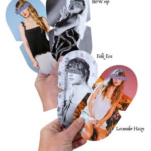 K&ouml;nnte beinhalten: Vier gestanzte Papieraufsteller mit fotografischen Portr&auml;ts einer Person, deren Augen mit violetten Blumenbalken verdeckt sind. Die Beschriftungen lauten NYT, B&W rep, Folk Era und Lavender Haze. Die Bilder zeigen verschiedene Outfits.