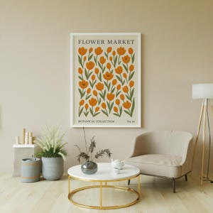 K&ouml;nnte beinhalten: Ein gerahmter Druck mit einer botanischen Illustration von orangefarbenen Blumen mit gr&uuml;nen Stielen und Bl&auml;ttern. Der Druck tr&auml;gt den Text "FLOWER MARKET" oben und "BOTANICAL COLLECTION No. 14" unten.