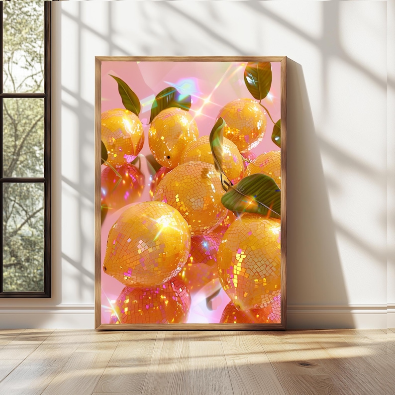 Pu&ograve; includere: Una stampa artistica incorniciata con un gruppo di limoni stilizzati a palla da discoteca con foglie verdi su uno sfondo rosa. I limoni sono di un colore arancione brillante e riflettono la luce, creando un effetto scintillante. L'opera &egrave; incorniciata.