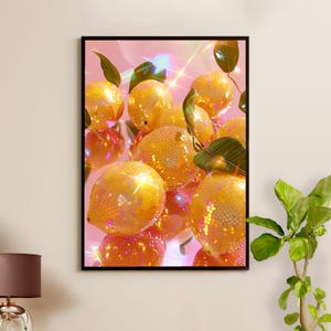 Pu&ograve; includere: Stampa artistica incorniciata con un gruppo di limoni a sfera da discoteca con foglie verdi su sfondo rosa. I limoni sono gialli con superfici a specchio, che riflettono la luce. L'opera d'arte ha un tema stravagante e giocoso.