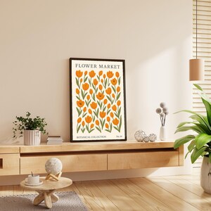 K&ouml;nnte beinhalten: Ein druckbarer Poster mit einem floralen Design. Das Poster zeigt einen wei&szlig;en Hintergrund mit orangefarbenen Blumen und gr&uuml;nen Stielen. Der Text "FLOWER MARKET" befindet sich oben auf dem Poster, und der Text "BOTANICAL COLLECTION No. 14" befindet sich unten.
