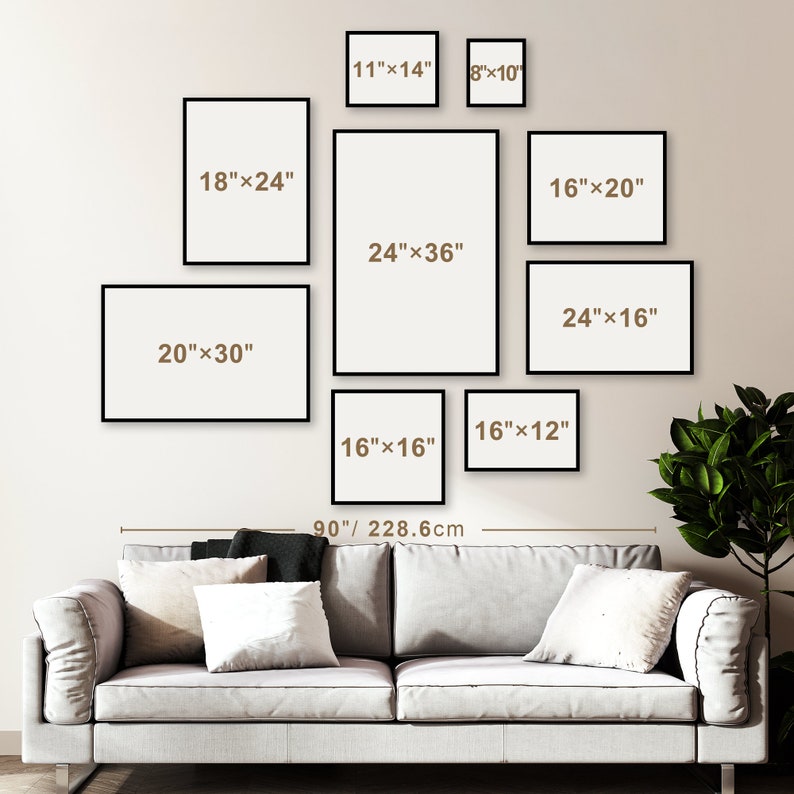 Pu&ograve; includere: Una collezione di nove stampe artistiche incorniciate in varie dimensioni, tra cui 11"x14", 8"x10", 18"x24", 24"x36", 16"x20", 24"x16", 20"x30", 16"x16" e 16"x12". Le cornici nere sono esposte sopra un divano grigio, con una larghezza totale di 228.6 cm.