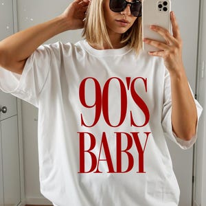 Camiseta de bebé estilo años 90, estilo retro de los 90, camiseta nostálgica de moda para millennials, camiseta estética de los años 90, camiseta vintage con gráfico Y2K, estilo nostálgico.