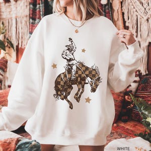 Rodeo Style Sweatshirt Western Cowboy Design Bucking Bronco Graphic Checkered Pattern Detail Crewneck Pullover Top Ranch Wear Essential Country Fashion Statement Vintage Western Look Comfortable Cotton Blend Casual Western Apparel Daily