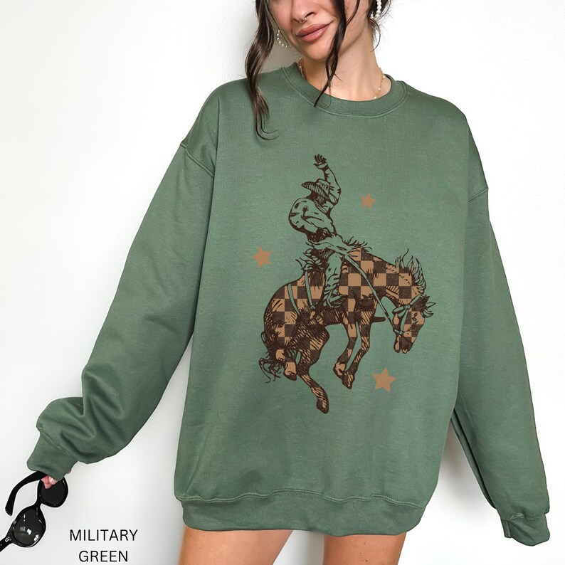 Bucking Bronco Sweatshirt Western Cowboy Crewneck Retro Checkered Design Rodeo Style Pullover Country Fashion Statement Ranch Wear Essential Cotton Polyester Blend Comfortable Western Apparel Casual Daily Outfit Vintage Western Look Unisex