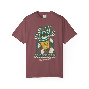 Camiseta del club de café Slow Sundays, estilo vintage, diseño gráfico retro, regalo de barista, ropa cómoda para los amantes del café perezoso del domingo por la mañana. imagen 6