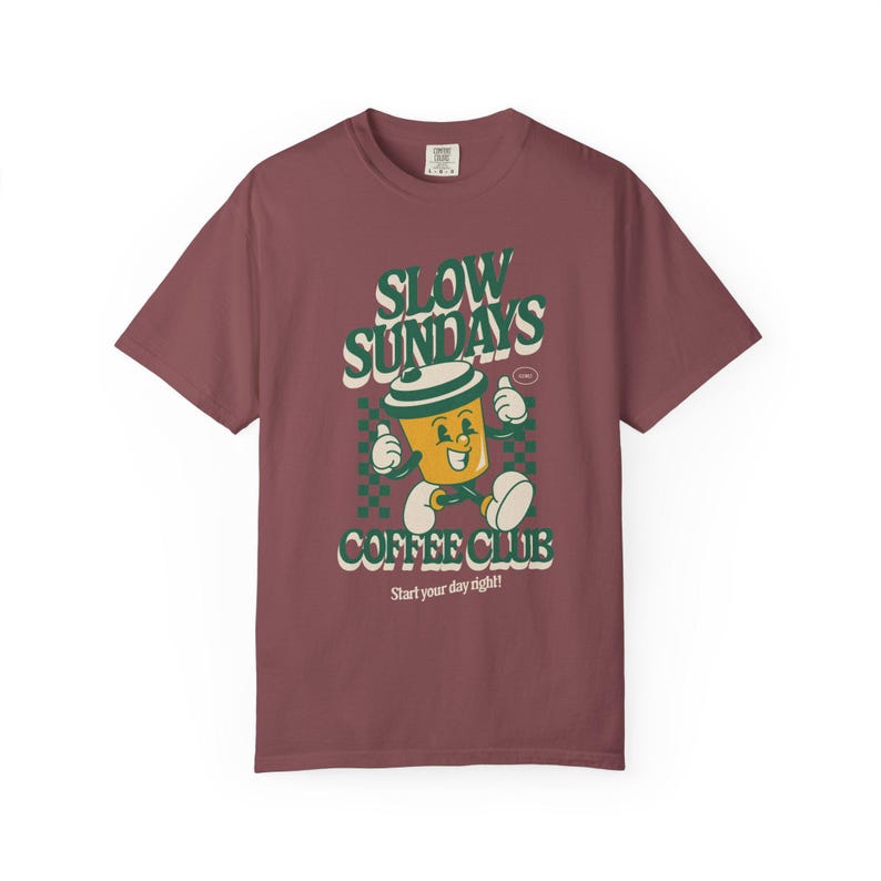 Camiseta del club de café Slow Sundays, estilo vintage, diseño gráfico retro, regalo de barista, ropa cómoda para los amantes del café perezoso del domingo por la mañana. imagen 6