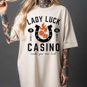 Camiseta con diseño de Lady Luck, ropa estética, colores cómodos, algodón, temática de casino, gráfica, estilo moderno, ropa vintage, top atrevido, regalo para mujer