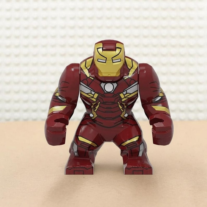 Pu&ograve; includere: Una statuetta di Iron Man rossa e oro. La statuetta ha un elmo e dettagli dorati, con un corpo rosso. La statuetta &egrave; in posizione eretta, con le braccia lungo i fianchi. Giocattolo da collezione.