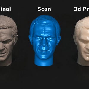 Puede incluir: Tres esculturas de cabezas dispuestas en fila sobre un fondo negro. La cabeza de la izquierda está etiquetada como Original en gris, la central como Scan en azul y la de la derecha como 3d Printed en beige claro, mostrando rasgos faciales idénticos.