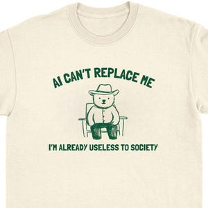 Koszulka "AI Can't Replace Me" Koszulka z chaotycznym memem Zabawna, absurdalna koszulka Wirusowa, ironiczna koszulka Sarkastyczna, przeklęta koszulka Głupia, dziwna koszulka