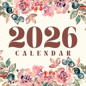 Op de afbeelding: Een bloemenkalender voor 2026. De kalender toont het jaar 2026 in grote, bruine cijfers, met het woord "CALENDAR" eronder. Het ontwerp wordt omlijst door bloemen in aquarel-stijl in roze, paarse en groene tinten, met bessen en bladeren.