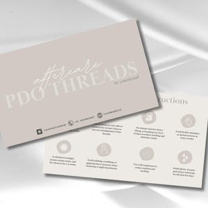 Könnte beinhalten: Zwei beige Karten mit dem Text "aftercare PDO THREADS" und "by your brand". Eine Karte zeigt Anweisungen mit Symbolen und Text. Die Karten liegen auf einer weißen, strukturierten Oberfläche.