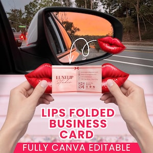 Op de afbeelding: Een visitekaartje met een ontwerp van rode lippen, gehouden voor de zijspiegel van een auto die een zonsondergang weerspiegelt. De kaart leest "LUXELIP Studio" en "LIPS FOLDED BUSINESS CARD". De tekst "FULLY CANVA EDITABLE" is ook zichtbaar.