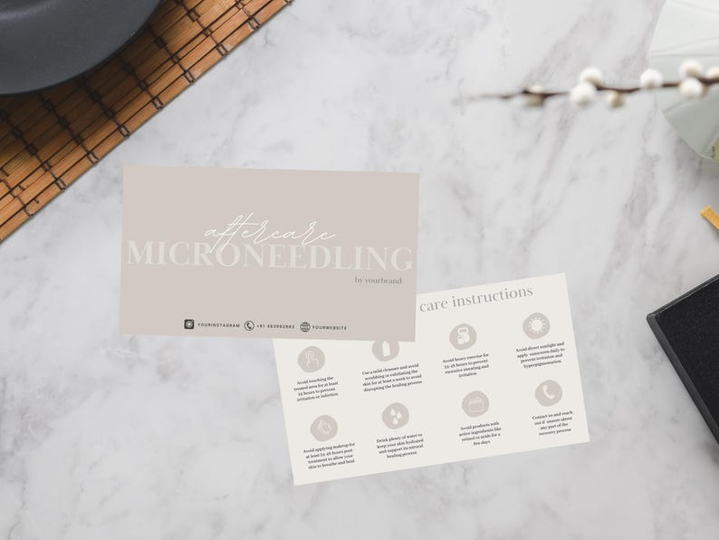 Puede incluir: Una tarjeta de color marr&oacute;n claro con el texto "aftercare MICRONEEDLING by southwind" e instrucciones de cuidado para la microneedling. Las instrucciones incluyen iconos para la hidrataci&oacute;n, la protecci&oacute;n solar y la evitaci&oacute;n del maquillaje.