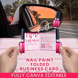 Pode incluir: Uma garrafa de verniz de unhas rosa e um cartão de visita dobrado com o texto "NAIL MUSE Studio" são apresentados. O cartão diz "NAIL PAINT FOLDED BUSINESS CARD" e "FULLY CANVA EDITABLE". O fundo inclui um espelho retrovisor de carro refletindo um pôr do sol.