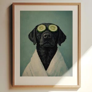 Può includere: Stampa incorniciata di un Labrador Retriever nero con fette di cetriolo sugli occhi e un accappatoio bianco. Il cane è su uno sfondo turchese, evocando un tema spa. L'opera d'arte è in una cornice di legno.