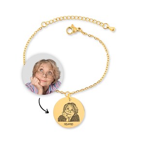 Può includere: Braccialetto a catena dorata con un ciondolo rotondo con un'immagine incisa personalizzata di una donna e la parola "mom".