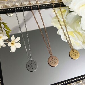 Collier rond avec initiales personnalisées, nom de couple personnalisé cercle gravé bijoux collier, message sculpté unique, cadeau pour elle, cadeau pour lui