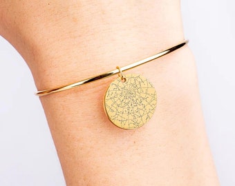 Brazalete de mapa de estrellas personalizado, pulsera de nota grabada con ubicación de círculo personalizada, joyería de puño de brazo de coordinación de nombre, regalo para amiga, regalo para ella