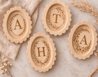 Repose-cuillère en bois festonné Millie | Décoration de cuisine monogramme personnalisée