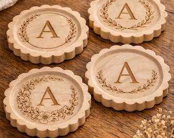 Sous-verres surdimensionnés en bois festonnés Millie gravés sur mesure (Ensemble de 4) • Décoration neutre organique de peuplier
