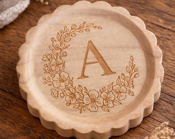 Petites sous-bocks en bois festonnés Millie gravés sur mesure (Ensemble de 4) • Décoration organique neutre