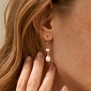 Pendientes colgantes de perlas naturales de agua dulce, pendientes de boda, pendientes de novia, pendientes de perlas doradas, joyas de perlas, regalo para dama de honor.