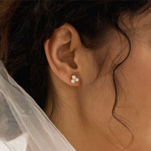 Pendientes de botón de 3 perlas Danity, pendientes de perlas de agua dulce auténticas, pendientes de flor pequeña, pendientes para el día a día, joyería nupcial, regalo para mujer