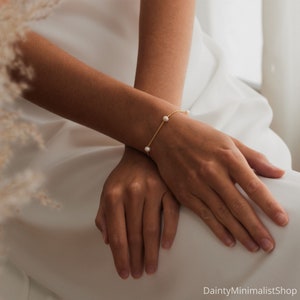 Minimalist Pearl Bracelet, Pearl Beaded Bracelet, Layering Bracelet, Bridal Bracelet, Wedding Jewellery, Bridesmaid Gift, Birthday Gift zdjęcie 10