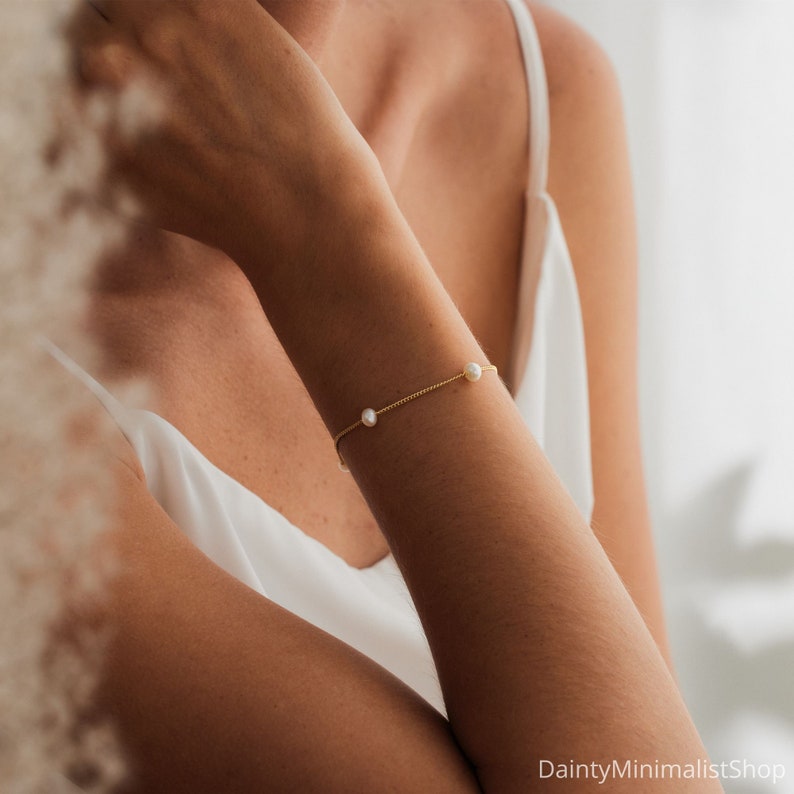 Minimalist Pearl Bracelet, Pearl Beaded Bracelet, Layering Bracelet, Bridal Bracelet, Wedding Jewellery, Bridesmaid Gift, Birthday Gift zdjęcie 4