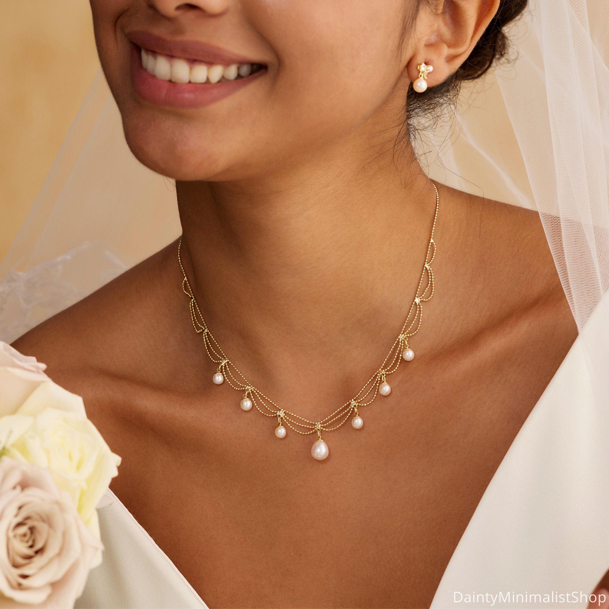 Collana placcata oro fotografia stock. Immagine di gioielli - 38377858