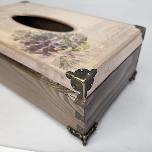 Tissuebox gedecoreerd met decoupagetechniek - stijlvol, elegant met bloemen en viooltjes, rechthoekig, tissueboxverberger, afsluitbaar