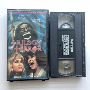 Peut inclure: Une cassette VHS Trilogy of Terror et son boîtier en plastique. La couverture présente le texte Collector's Edition, Karen Black, Robert Burton et Trilogy of Terror, avec une illustration d'une personne criant et d'une créature menaçante.