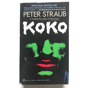 Peut inclure: Couverture de livre de poche pour le roman "KOKO" de Peter Straub. Le fond noir présente un visage stylisé vert et des lèvres rouges. Le titre et le nom de l'auteur sont en blanc, avec une mention "National Bestseller".