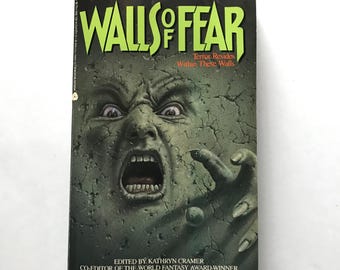 Puede incluir: Una portada de libro con un fondo verde y gris que presenta un rostro monstruoso con una boca abierta y una mano que sale de la pared. El título del libro es "Walls of Fear" y el texto "Terror Resides Within These Walls" está impreso debajo del título. El libro está editado por Kathryn Cramer, coeditora del ganador del World Fantasy Award "The Architecture of Fear."