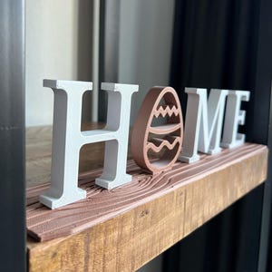 Decoración del hogar de Pascua | Estante de madera con letrero HOME y detalle de huevo | Decoración de primavera | Estilo casa de campo | Interior moderno | Decoración de temporada